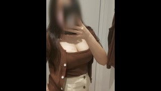 Chica asiática probando ropa en probador