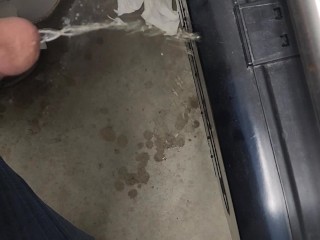 在这个肮脏的浴室里撒尿