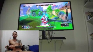 este chico  se pone a jugar videojuegos desnudo