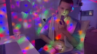 Выебал свою попку и рот игрушкой на вечеринке