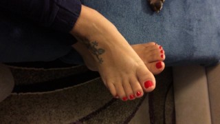 Milf mostra seus pés sensuais com esmalte vermelho, esperando alguém lambê-los.....