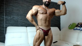 Гранит разорвал мышцы, сильно напрягая