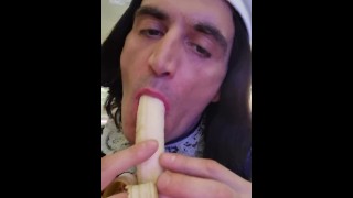 Eu queria que esta banana que eu chupasse fosse o seu pau duro