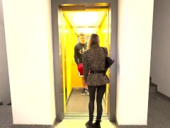 Video Porno attrice amatoriale incontra un fan in ascensore e lo scopa. Dialoghi in Italiano. Roleplay