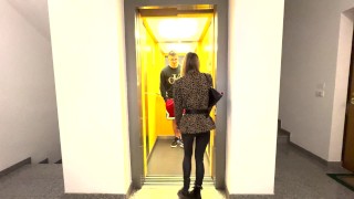 porno attrice amatoriale incontra un fan in ascensore.Dialoghi Italiano