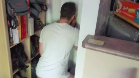 Chupando una tradie sin cortar en mi Gloryhole casero