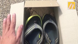 IN LIEFDEVOLLE HERINNERING - WEG MAAR NOOIT VERGETEN - BLACK & GOLD FLIP FLOPS HET EERBETOON - MANLYFOOT