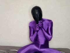 マイクロホールラバーマスクと呼吸制御マスク被るとパープルゼンタイの重ね着 - Screenshot 6 of 16 - Zentai