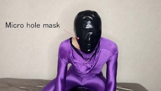 Gelaagde paarse zentai met rubberen masker met microgaatjes en masker voor ademhalingscontrole
