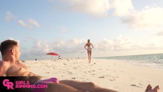 GIRLSRIMMING - Romantische rimming aan het strand met petite Amanda Clarke