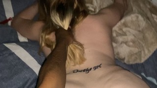 TINDER THOT SNOWBUNNY avec le tatouage « daddy’s girl » sait comment jeter ce cul en arrière!