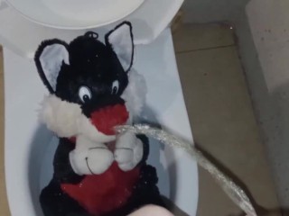 Плюшевая кошка так любит мою мочу