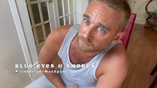 yeux bleus et fume