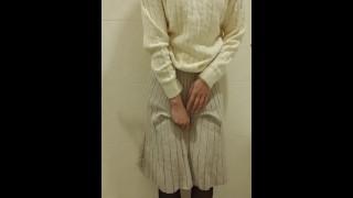 Xixi Desespero Menina Pequena Suja Molhou A Saia Branca E Meia-Calça Preta Sem Calcinha