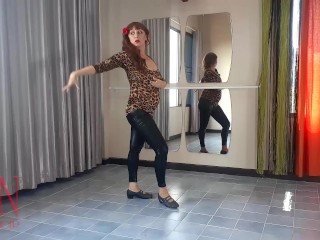 Flamenco Caliente Baile Español. Regina Noir Baila En Una Clase De Ballet. Música De Guitarra