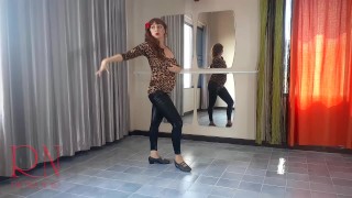 Flamenco Hot Spaanse dans. Regina Noir danst in een balletklas. Gitaarmuziek Volledig