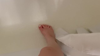 私の臭い足を掃除する