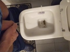 Amatoriale italiano - pisciata esplosiva appena sveglio,schizza ovunque