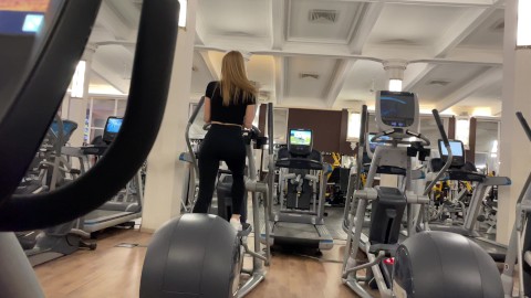 Follada rápida en el gimnasio. Sexo público arriesgado con Californiababe