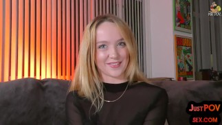 Модель от первого лица скачет на члене в эротической паре после показа ног