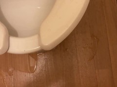 OLがトイレに駆け込み放尿で気持ちくなっちゃう - Screenshot 11 of 16 - おしがま