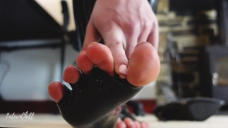 Latex Goddess möchte, dass Sie ihre ungewöhnlichen Gummi-Zehensocken anbeten