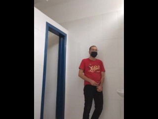 Orinando En El Lavabo Del Baño De La Eja