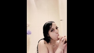 Majo-no aguantó pensar más en esta polla y tuvo que usar un dildo en la bañera