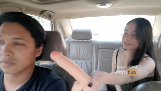 在出租车上 - 我让司机与他的妻子发生严重问题，因为他兴奋地走路 - 有趣的性爱视频