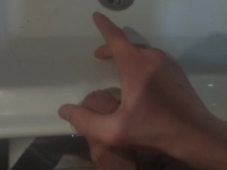 Кончил прямо в душе, много спермы, стопы