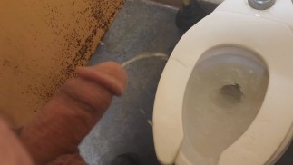 Pinkeln bei der Arbeit mit Ständer 