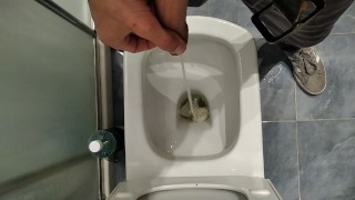 Big Cock pisse dans la salle de bain puis se branle avec de l'huile de massage pour le corps
