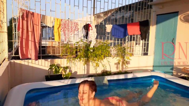 ヌーディストの家政婦レジーナノワール裸の洗濯物は洗濯物の中で衣類を乾燥させています。 裸の主婦が裸で泳ぐ。 ヌーディストプール。 メイドは衣類を乾燥させています。 堕落した家政婦はパンティーなしで働き