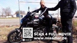 ПРИЦЕП! Кожаная шлюха едет на новом мотоцикле пользователя Мичи! Ультра камшот