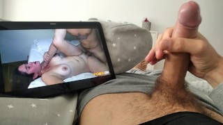 Masturbation et éjaculation d'une belle bite en regardant du porno amateur d'un couple bisexuel