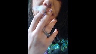 Fumar marihuana fuera de mi narguita, fumar cigarrillo fetiche, 420 mientras ve al Rey de la Colina 