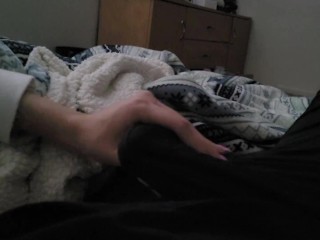 Девушка просыпается и начинает тереть член через боксеры, пока он не взорвется