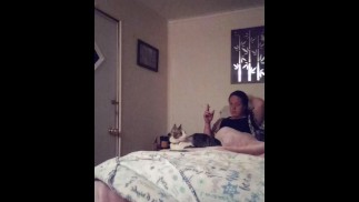 Milf raucht im Nachthemd beim Fernsehen Teil 2