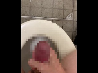 Masturbation Dans Les Toilettes Publiques Du Parc un Jour De Forte Pluie