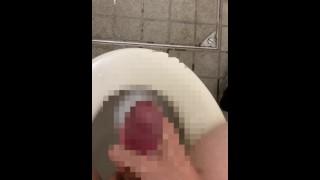 Masturbatie in een openbaar toilet in het park op een zware regenachtige dag