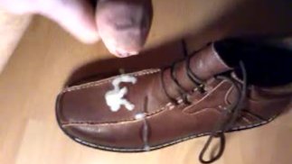 Abspritzen auf meinem Schuh