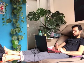 在客厅里用笔记本自慰