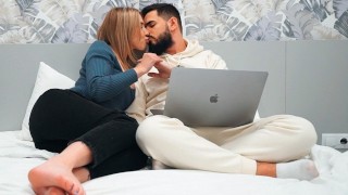 Perfecte meid verleidt een maagdelijke kerel op eerste date - Cum in poesje