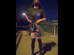 伪娘 // 大奶烧鸡在天桥上露出，真空奶子一抖一抖的太烧了🥵 - Screenshot 8 of 16 - Public