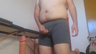 толстяк мастурбирует в нижнем белье