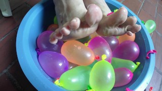 Excitante fetiche de pies con globos