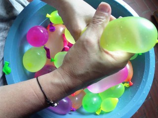 Мои возбужденные руки играют с воздушными шарами