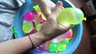 Mis manos excitadas jugando con globos