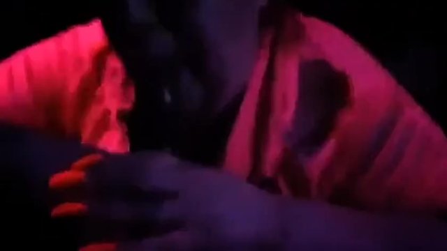 Глубокая глотка Большой Черный Черный Член в Черном Свете Неожиданный Орех