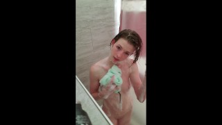 年轻的宝贝在淋浴时熟悉了自己